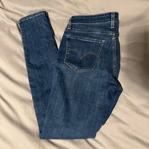 Women’s Levi’s jeans- NEW